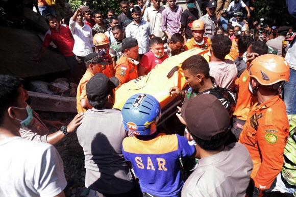 인도네시아 서부 아체주 규모 6.5 강진 최소 20명 사망