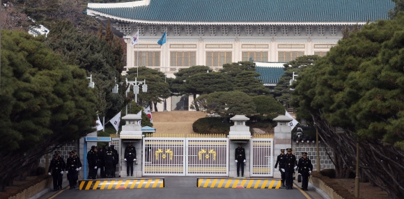 탄핵 표결 이틀전인 지난해 12월 7일 낮 청와대 앞에서 경찰 경비단이 교대를 하기 위해 이동하고 있다. 안주영 기자 jya@seoul.co.kr