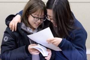 [서울포토] ‘너는 몇 점이야?’… 수능 성적표 확인하는 학생들