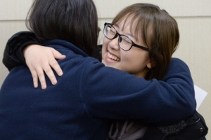 [서울포토] ‘수고했어 친구야~’… 수능점수 확인하는 학생들