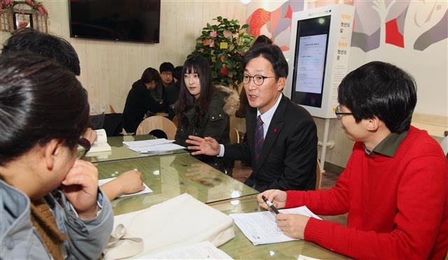 이창우 서울 동작구청장(오른쪽 두 번째)이 7일 노량진동 ‘동작 일자리 카페’에서 만난 취업준비생들에게 지자체로부터 어떤 지원이 필요한지 물어보고 있다.