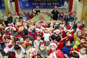 꼬마 산타 사랑의 저금통 전달