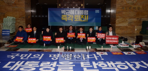 [서울포토] 더불어민주당, 탄핵 촉구 밤샘농성 돌입