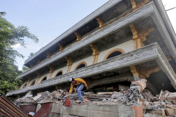 印尼 지진 사망자 100명 넘어