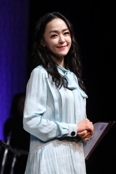 김윤아, 따뜻한 미소