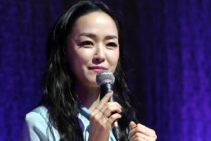 김윤아, 무대서 추락해 갈비뼈 골절