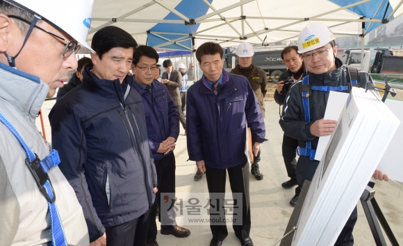 이해식(왼쪽 두 번째) 서울 강동구청장이 8일 명일동 아파트 재건축 공사장에서 현장 책임자로부터 작업 현황에 대한 설명을 듣고 있다. 이언탁 기자 utl@seoul.co.kr 이해식(왼쪽 두 번째) 서울 강동구청장이 8일 명일동 아파트 재건축 공사장에서 현장 책임자로부터 작업 현황에 대한 설명을 듣고 있다. 이언탁 기자 utl@seoul.co.kr