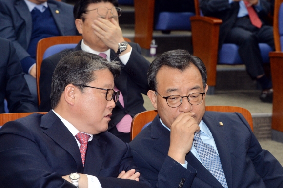 새누리당 이정현 대표와 조원진 최고위원이 9일 국회에서 열린 의원총회에서 이야기를 하고 있다.  이종원 선임기자 jongwon@seoul.co.kr