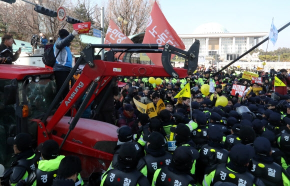 <탄핵표결> 국회 앞에 도착한 전봉준 투쟁단