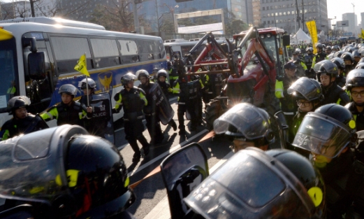 [서울포토] ‘탄핵 D-day’ 국회 진입 시도한 트랙터