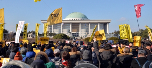 [서울포토] ‘박근혜 탄핵 촉구’…국회 앞에 몰린 시민들