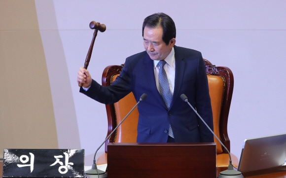 정세균 국회의장이 9일 오후 국회에서 열린 본회의에서 ’대통령(박근혜) 탄핵소추안’을 가결을 선포하고 있다. 이종원 선임기자 jongwon@seoul.co.kr