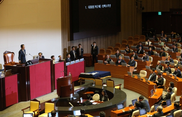 정세균 국회의장이 9일 오후 국회 본회의에서 박근혜 대통령 탄핵소추안을 가결을 선포하고 있다.  이종원 선임기자 jongwon@seoul.co.kr