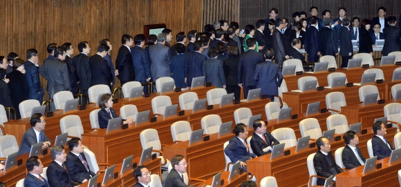 박근혜 대통령에 대한 탄핵소추안 표결이 있는 9일 국회에서 여·야 의원들이 투표를 하고 있다.  이종원 선임기자 jongwon@seoul.co.kr