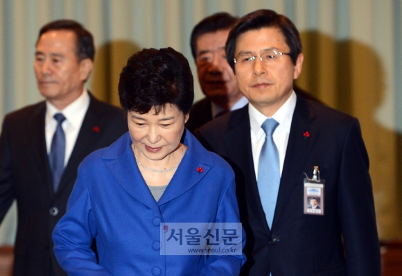 마지막 국무위원 간담회 주재하기 위해 입장는 박 대통령