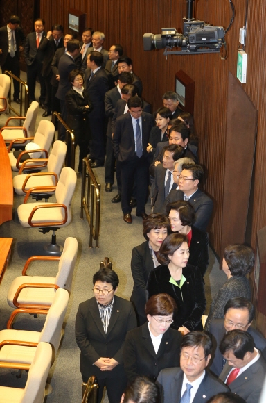 여야 의원들이  9일 오후 국회 본회의에서 박근혜 대통령 탄핵소추안에 대한 투표를 하기위해 줄지어 서 있다.  이종원 선임기자 jongwon@seoul.co.kr