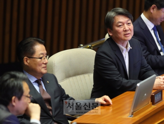 [서울포토] 개표 결과를 기다리는 국민의당 박지원 ·안철수