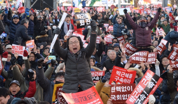 9일 오후 서울 여의도 국회의사당 앞 도로에 모여 있던 시민들이 박근혜 대통령에 대한 국회의 탄핵소추안이 가결되자 환호성을 터뜨리고 있다. 도준석 기자 pado@seoul.co.kr