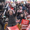 탄핵 이끈 촛불 “즉각 퇴진”… 오늘도 靑 향한다