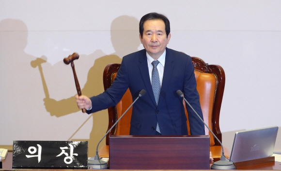 정세균 국회의장이 9일 국회에서 열린 본회의에서 ‘박근혜 대통령 탄핵소추안’ 가결을 선포하고 있다.  이종원 선임기자 jongwon@seoul.co.kr