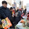 [서울포토] ‘탄핵축하 커피 드세요’…7차 촛불집회