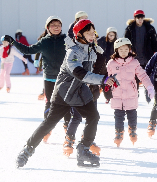 11일 서울 여의도광장에 개장한 여의아이스파크를 찾은 시민들이 스케이트를 타고 있다. 2016. 12. 11 정연호 기자 tpgod@seoul.co.kr