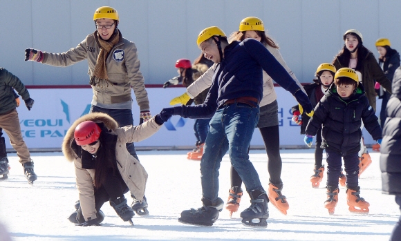 11일 서울 여의도광장에 개장한 여의아이스파크를 찾은 시민들이 스케이트를 타고 있다. 2016. 12. 11 정연호 기자 tpgod@seoul.co.kr
