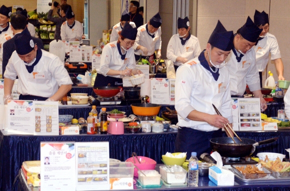 11일 서울 영등포구 롯데마트 리테일센터에서 열린 ‘롯데마트, 신선 명장 선발대회’에서 참가자들이 요리 실력을 선보이고 있다. 롯데마트는 신선명장 대회를 통해 농산, 축산, 수산 조리식품 신메뉴 개발 등에 두각을 나타낸 최우수 직원을 매년 선발하고 있다. 최해국 선임기자 seaworld@seoul.co.kr