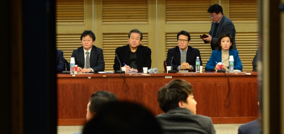 11일 국회에서 새누리당 비상시국회의 전체회의가 김무성 전 대표와, 유승민 의원 등이 참석한 가운데 열리고 있다. 2016.12.11.    이종원 선임기자 jongwon@seoul.co.kr