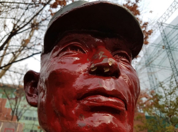 서울 영등포구 문래근린공원에 있는 박정희 전 대통령의 흉상이 훼손된 채 방치돼 있다. 흉상의 얼굴 부분은 빨간 페인트로 뒤덮였고, 코 부분 곳곳이 패어 있다. 연합뉴스