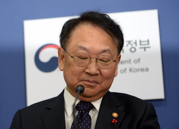 유일호 경제부총리가 11일 서울 중구 프레스센터에서 열린 외신기자 간담회에서 모두 발언을 한 뒤 잠시 눈을 감고 있다.