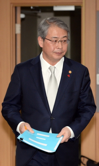 임종룡 금융위원장이 11일 오후 서울 세종로 정부서울청사에서 열린 금융상황 점검회의에 참석하고 있다. 박윤슬 기자 seul@seoul.co.kr