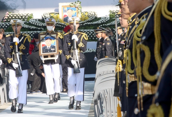 ‘사고 수습 중 순직’ 김원식 경감 영결식
