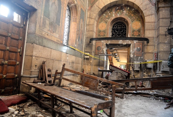 이집트 카이로의 한 콥트교 예배당에서 11일(현지시간) 폭탄이 터져 건물이 크게 부서지고 최소 25명이 희생됐다. EPA 연합뉴스