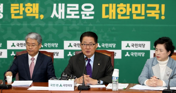 국민의당 박지원 원내대표(가운데)가 12일 오전 국회에서 열린 비상대책회의에서 발언하고 있다.  연합뉴스