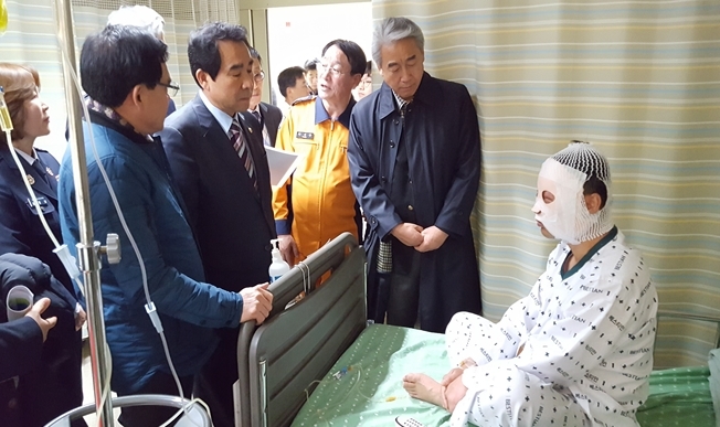 서울시의회 도시안전건설위원회 소속위원들이 9일 베스티안 화상전문병원에 입원 치료중인 소방대원을 찾아 위로, 격려하고 있다.