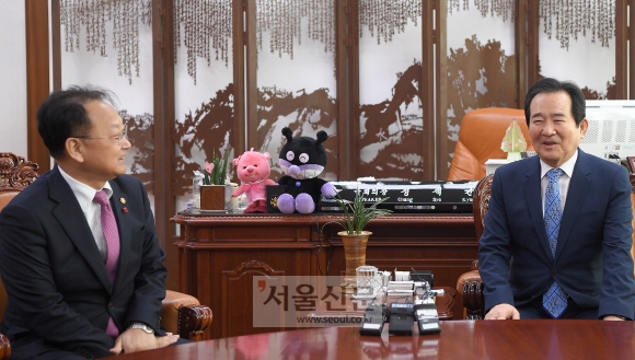 정세균 국회의장이 12일 국회 의장실에서 유일호 경제부총리를 만나고 있다. 이종원 선임기자 jongwon@seoul.co.kr