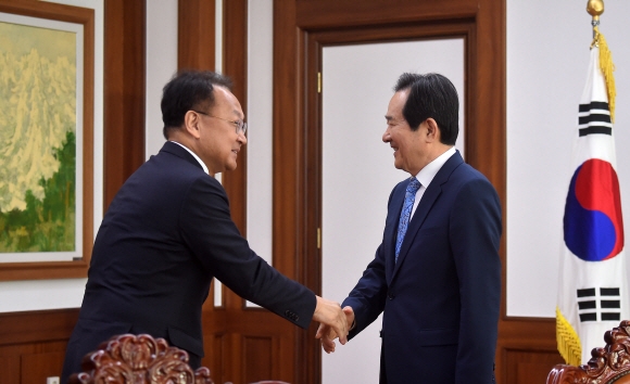 정세균 국회의장이 12일 국회 의장실에서 유일호 경제부총리를 만나, 인사를 나누고 있다.  이종원 선임기자 jongwon@seoul.co.kr