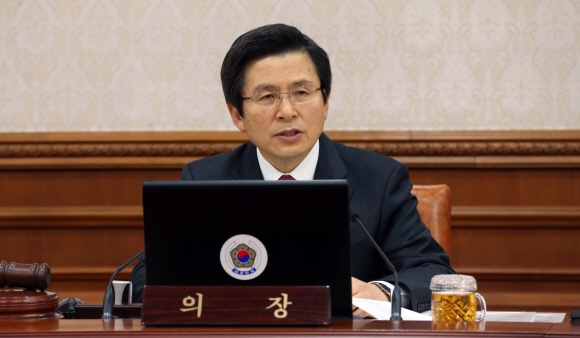 13일 오전 정부 서울청사에서 열린 국무회의에서 황교안 대통령 권한대행이 모두발언을 하고 있다.  안주영 기자 jya@seoul.co.kr