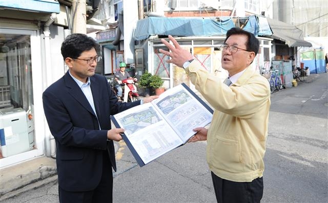 유덕열(오른쪽) 동대문구청장이 13일 이주와 철거가 진행 중인 청량리 4구역에서 안전 문제 등을 살피고 있다. 동대문구 제공