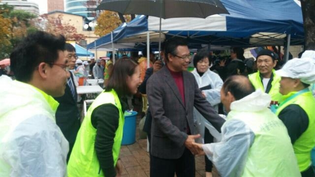 성장현(가운데) 서울 용산구청장이 13일 남영동에 열린 사랑의 김장담그기 행사장에서 자원봉사자들을 격려하고 있다.
