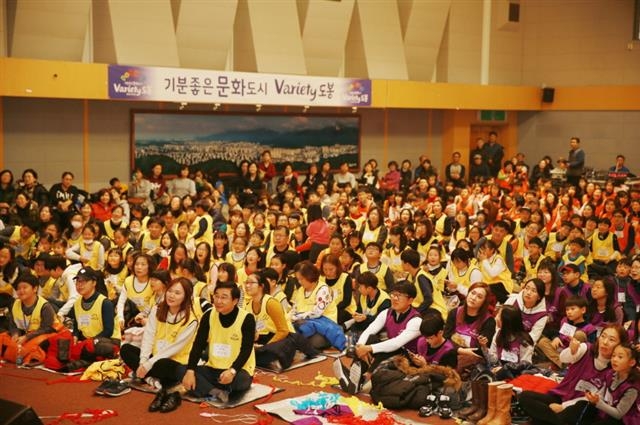 이동진(앞줄 왼쪽 네 번째) 도봉구청장이 새 도시브랜드 선포식과 문화퀴즈대회에 참여해 문제를 풀고 있다. 도봉구 제공