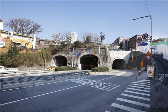 사직터널은 1967년 만들어진 도로터널로 서대문구 교남동에서 종로구 사직동까지 연결해 주는 터널이다. 상태가 비교적 잘 보존돼 서울미래유산으로 선정됐다.