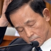[서울포토]‘아유 힘드네’ 청문회장서 머리 만지는 김장수 전 국가안보실장