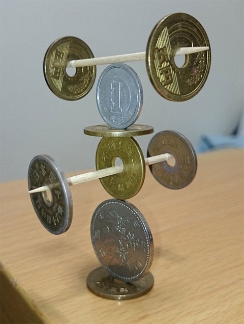 ‘이게 가능해?’ 동전으로 불가능한 탑 쌓는 일본 남성