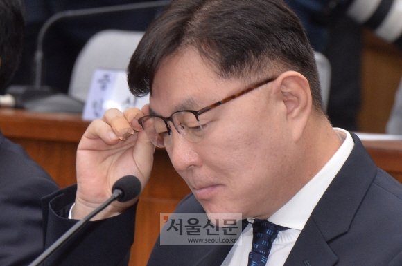 김영재의원 원장이 14일 국회에서 열린 3차 청문회에서 의원들의 질문에 답하면서 안경을 만지고 있다. 이종원 선임기자 jongwon@seoul.co.kr