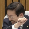 장제원 증인 가리키자 박범계 웃음 “박뿜계 등극”