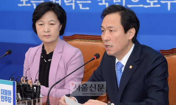 더불어민주당 우상호(오른쪽) 원내대표가 16일 국회 당대표실에서 열린 최고위원회의에서 발언하고 있다.  이종원 선임기자 jongwon@seoul.co.kr