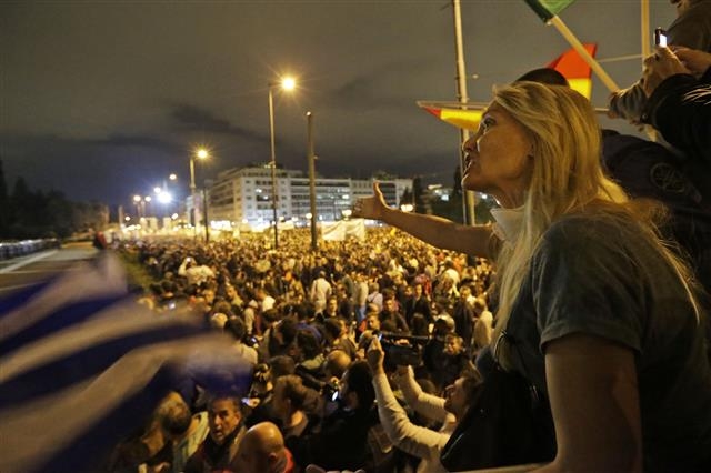 2012년 7월 그리스 아테네에서 채권단의 공공 지출 삭감을 반대하며 시위하는 시민들. 유럽 각국에서 약자와 취약 계층의 일방적 희생을 강요하는 긴축 정책의 폭력성이 도마에 오르고 있다. AP 연합뉴스