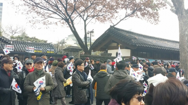 ‘박사모’ 등 보수성향 단체 朴탄핵안 가결 규탄 집회